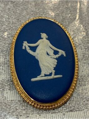 vintage Wedgwood Jasperware brooch with Dancing Lady👝